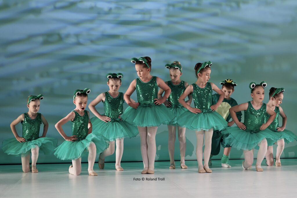 Kinder bei ihrem ersten Ballettauftritt auf der Bühne